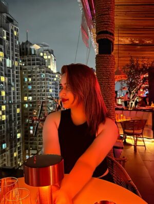 Ashna Habib Bhabna Instagram - I’ve always been the giver in life,
I don’t need nobody
The sky is smiling with me tonight.❤️🐦⬛