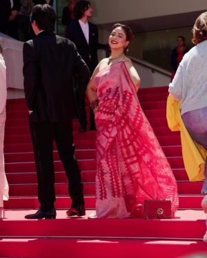 Ashna Habib Bhabna Instagram - The moment I received the invitation to walk the red carpet at Cannes, I knew I wanted to make a statement with my outfit. As I sifted through my wardrobe, trying to find the perfect ensemble, my gaze fell upon my mother’s wedding saree. Instantly, I felt a surge of emotion - this saree wasn’t just a piece of fabric, it was a symbol of love, tradition, and my parents’ blessings.
In that moment, I knew that there was no other outfit that could compare to the significance and sentimentality of my mother’s red saree. It was more than just a garment, it was a connection to my roots, my family, and my heritage. And so, without hesitation, I decided to wear it for my special day at Cannes.
As I walked the red carpet in my mother’s saree, I felt a sense of pride and gratitude. Not only was I representing myself, but I was also honoring my mother, my family, and all the love and support they had given me throughout my life. The saree draped around me like a protective shield, reminding me of where I came from and the values that had shaped me into the person I am today.
So, as I stood there, surrounded by the glitz and glamour of Cannes, I knew that my mother’s red saree was not just a piece of clothing - it was a symbol of love, strength, and the bond between mother and daughter. And for that, I will always be grateful….
Jewels @canvas.2603
লাল পলা @6yardsstory