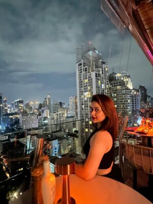 Ashna Habib Bhabna Instagram - I’ve always been the giver in life,
I don’t need nobody
The sky is smiling with me tonight.❤️🐦⬛