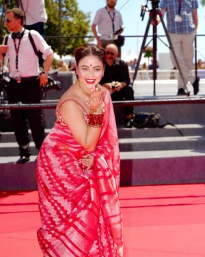 Ashna Habib Bhabna Instagram - The moment I received the invitation to walk the red carpet at Cannes, I knew I wanted to make a statement with my outfit. As I sifted through my wardrobe, trying to find the perfect ensemble, my gaze fell upon my mother’s wedding saree. Instantly, I felt a surge of emotion - this saree wasn’t just a piece of fabric, it was a symbol of love, tradition, and my parents’ blessings.
In that moment, I knew that there was no other outfit that could compare to the significance and sentimentality of my mother’s red saree. It was more than just a garment, it was a connection to my roots, my family, and my heritage. And so, without hesitation, I decided to wear it for my special day at Cannes.
As I walked the red carpet in my mother’s saree, I felt a sense of pride and gratitude. Not only was I representing myself, but I was also honoring my mother, my family, and all the love and support they had given me throughout my life. The saree draped around me like a protective shield, reminding me of where I came from and the values that had shaped me into the person I am today.
So, as I stood there, surrounded by the glitz and glamour of Cannes, I knew that my mother’s red saree was not just a piece of clothing - it was a symbol of love, strength, and the bond between mother and daughter. And for that, I will always be grateful….
Jewels @canvas.2603
লাল পলা @6yardsstory