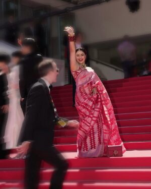 Ashna Habib Bhabna Instagram - The moment I received the invitation to walk the red carpet at Cannes, I knew I wanted to make a statement with my outfit. As I sifted through my wardrobe, trying to find the perfect ensemble, my gaze fell upon my mother’s wedding saree. Instantly, I felt a surge of emotion - this saree wasn’t just a piece of fabric, it was a symbol of love, tradition, and my parents’ blessings.
In that moment, I knew that there was no other outfit that could compare to the significance and sentimentality of my mother’s red saree. It was more than just a garment, it was a connection to my roots, my family, and my heritage. And so, without hesitation, I decided to wear it for my special day at Cannes.
As I walked the red carpet in my mother’s saree, I felt a sense of pride and gratitude. Not only was I representing myself, but I was also honoring my mother, my family, and all the love and support they had given me throughout my life. The saree draped around me like a protective shield, reminding me of where I came from and the values that had shaped me into the person I am today.
So, as I stood there, surrounded by the glitz and glamour of Cannes, I knew that my mother’s red saree was not just a piece of clothing - it was a symbol of love, strength, and the bond between mother and daughter. And for that, I will always be grateful….
Jewels @canvas.2603
লাল পলা @6yardsstory
