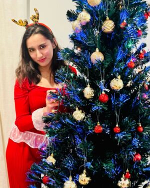 Asmi Bhandari Instagram - The tree isn’t the only thing glowing this Christmas.🎄😜