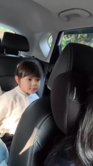 Asmirandah Instagram - Akhirnya hari yang ditunggu Chloe datang jugaaa.. dari pertama kali daftar, tour school sampai berbulan-bulan Chloe tanya terus “kapan Chloe sekolah Mama?”
sekarang udah gak perlu tanya lagi yaa sayang.. kamu sekarang resmii jadi anak sekolah 🩷