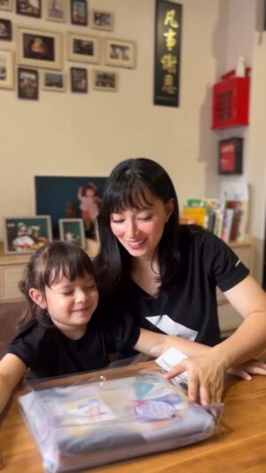 Asmirandah Instagram - Seru banget bisa main edukasi bareng Chloe gini 🥰😍
#throwback pas Chloe abis ulang tahun yang ke-4
Btw thank you @mokimoki.busybook