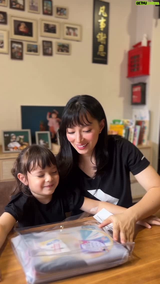 Asmirandah - 3 Likes - Seru banget bisa main edukasi bareng Chloe gini 🥰😍 

#throwback pas Chloe abis ulang tahun yang ke-4

Btw thank you @mokimoki.busybook