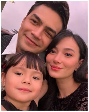 Asmirandah Instagram - Bandung 🩷
*slide 2 Ed and Vi akhirnyaaaaa.. bahagia selalu kaliannn
*slide 5 anaknya Papa Onas mengalihkan duniaku 😳😍
*slide 6 difotoin Chloe 😳🥺
*slide 7 Chloe ngajak nyanyi bareng 🤭
*slide 8 pemandangan paling indah 🥰🩷
*slide 9 dunia milik berdua
*slide terakhir Mama gak boleh ikut foto bareng!