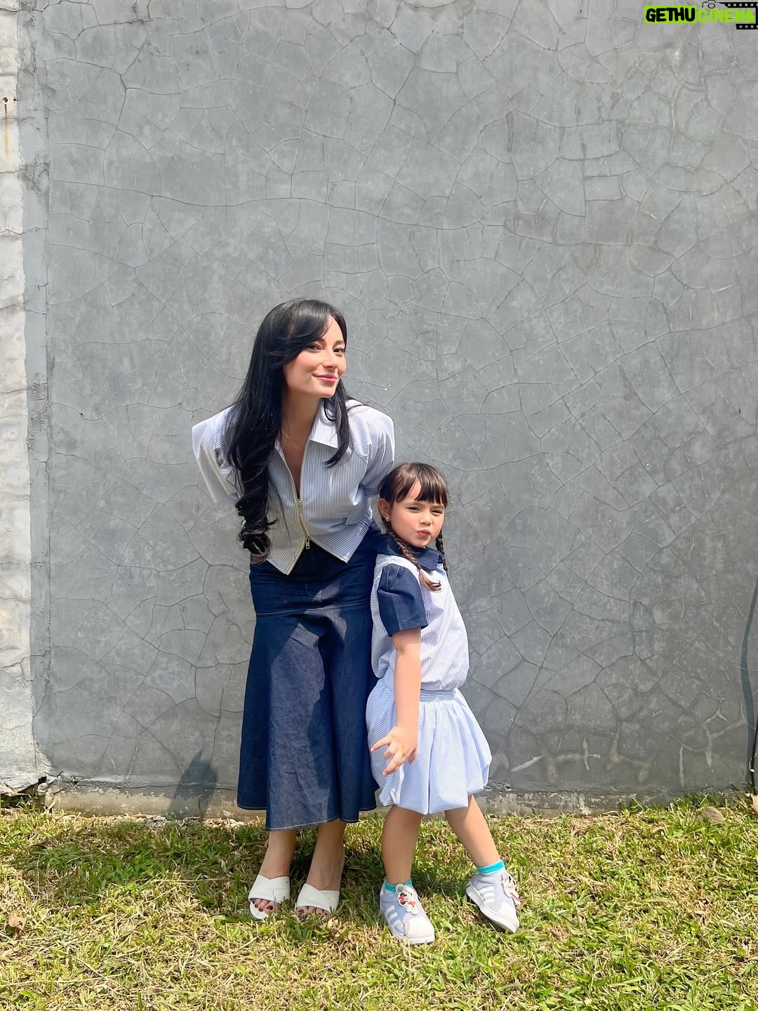 Asmirandah - 3 Likes - HOME 🩷

Sambil cek bangunan, sambil kembaran ootd bertiga 🥰

Mama Andah and Chloe ootd from @lbskids @lookboutiquestore