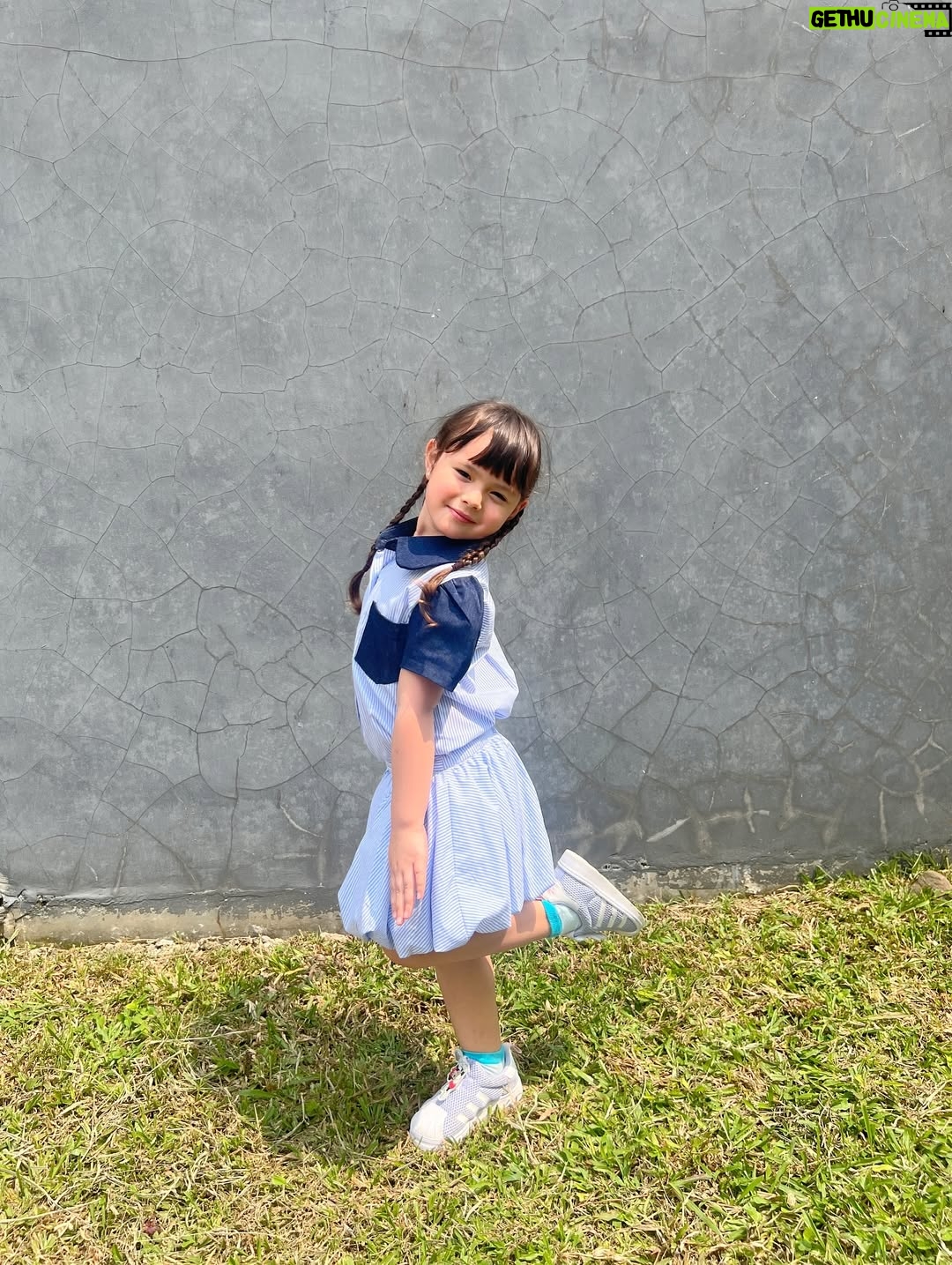Asmirandah - 3 Likes - HOME 🩷

Sambil cek bangunan, sambil kembaran ootd bertiga 🥰

Mama Andah and Chloe ootd from @lbskids @lookboutiquestore
