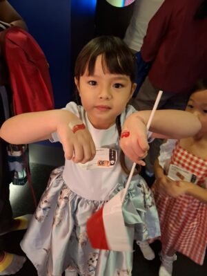 Asmirandah Instagram - Memang duduknya terpisah 🤭 tapi pas Chloe bobo ternyata bisa curi kesempatan 🤭 plissss jangan ada yang kasih tau Chloe yaaaa.. bisa disuruh tidur diluar Mamanya nanti 🤣🤣
*tapi ada yang semangat ikutan lomba juga ternyata pas 17an kemarin