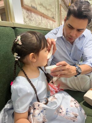 Asmirandah Instagram - Memang duduknya terpisah 🤭 tapi pas Chloe bobo ternyata bisa curi kesempatan 🤭 plissss jangan ada yang kasih tau Chloe yaaaa.. bisa disuruh tidur diluar Mamanya nanti 🤣🤣
*tapi ada yang semangat ikutan lomba juga ternyata pas 17an kemarin