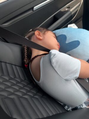 Asmirandah Instagram - Memang duduknya terpisah 🤭 tapi pas Chloe bobo ternyata bisa curi kesempatan 🤭 plissss jangan ada yang kasih tau Chloe yaaaa.. bisa disuruh tidur diluar Mamanya nanti 🤣🤣
*tapi ada yang semangat ikutan lomba juga ternyata pas 17an kemarin