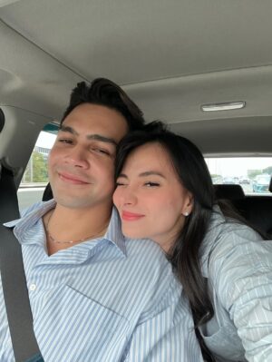 Asmirandah Instagram - Memang duduknya terpisah 🤭 tapi pas Chloe bobo ternyata bisa curi kesempatan 🤭 plissss jangan ada yang kasih tau Chloe yaaaa.. bisa disuruh tidur diluar Mamanya nanti 🤣🤣
*tapi ada yang semangat ikutan lomba juga ternyata pas 17an kemarin