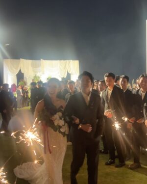 Asmirandah Instagram - Bandung 🩷
*slide 2 Ed and Vi akhirnyaaaaa.. bahagia selalu kaliannn
*slide 5 anaknya Papa Onas mengalihkan duniaku 😳😍
*slide 6 difotoin Chloe 😳🥺
*slide 7 Chloe ngajak nyanyi bareng 🤭
*slide 8 pemandangan paling indah 🥰🩷
*slide 9 dunia milik berdua
*slide terakhir Mama gak boleh ikut foto bareng!
