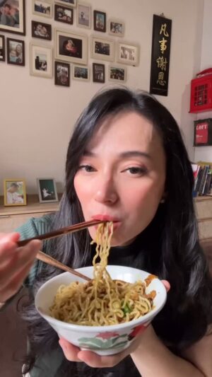 Asmirandah Instagram - gara-gara ngidam Mie Ayam, jadi bikin sendiri 🥰
Bumbu Ayam :
500 gram daging ayam,sisihkan tulangnya/pakai paha tanpa tulang
10 siung bawang merah
3 ruas jahe,geprek
6 siung bawang putih
3 batang serai (ukuran kecil)
2 lembar daun salam
5 lembar daun jeruk,buang batangnya
3 sdm kecap asin
3 sdm minyak wijen
1 sdt kecap ikan (opsional)
2 sdt lada bubuk
1 sdt garam
1 sdt penyedap (opsional)
2 sdt kunyit bubuk
3 sdm kecap manis
1 sdm gula aren
air matang secukupnya
Bahan Minyak Bawang :
10 bawang putih,cincang/haluskan dengan chopper
1 batang daun bawang, cincang
150 ml minyak u/ tumis
Bahan Kuah :
2 siung bawang putih,haluskan
500 ml air
2 batang daun bawang
Sesuai selera garam/penyedap
Secukupnya tulangan ayam yang ada
1 sdt lada bubuk
Mie telur (aku pakai mie telur bebek, belinya di toko oren 🤭)