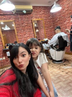 Asmirandah Instagram - Quality time tuh bisa ngapain aja.. cuma nemenin potong rambut aja tetap jadi quality time 🤭 hihihi