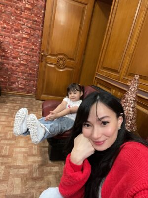 Asmirandah Instagram - Quality time tuh bisa ngapain aja.. cuma nemenin potong rambut aja tetap jadi quality time 🤭 hihihi
