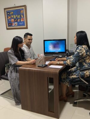 Asmirandah Instagram - Film @filmlyora ini mengingatkan kembali perjuangan waktu program di @morulaivf_jakarta saat menantikan Chloe, yang juga saat itu ada di masa pandemi.. sempat mengalami naik turun emosi, harus menunggu tanpa kepastian.. walaupun berbuah manis bukan berarti perjuangannya selesai. Kami masih berjuang, karena kami masih punya pengharapan. Untuk para pejuang buah hati aku cuma mau kalian tau satu hal “kalian gak sendirian” kami para pejuang dua garis ada untuk merangkul kalian, untuk saling menguatkan, untuk menemani perjuangan kalian.. Film ini bisa memotivasi dan menambah semangat kalian yang mungkin sudah mulai turun.. berserah bukan menyerah.. Tuhan memberikan tepat pada waktu Nya.