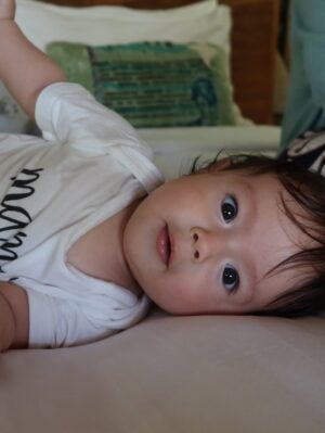 Asmirandah Instagram - Film @filmlyora ini mengingatkan kembali perjuangan waktu program di @morulaivf_jakarta saat menantikan Chloe, yang juga saat itu ada di masa pandemi.. sempat mengalami naik turun emosi, harus menunggu tanpa kepastian.. walaupun berbuah manis bukan berarti perjuangannya selesai. Kami masih berjuang, karena kami masih punya pengharapan. Untuk para pejuang buah hati aku cuma mau kalian tau satu hal “kalian gak sendirian” kami para pejuang dua garis ada untuk merangkul kalian, untuk saling menguatkan, untuk menemani perjuangan kalian.. Film ini bisa memotivasi dan menambah semangat kalian yang mungkin sudah mulai turun.. berserah bukan menyerah.. Tuhan memberikan tepat pada waktu Nya.
