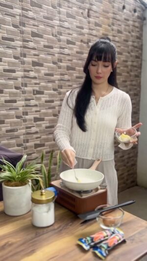 Asmirandah Instagram - Sarapan sebelum memulai hari : Nasilor alias Nasi, sosis, telor. Mudah, cepat, dan enak pastinya. Cobain, ya..
#Nasilor #sarapanPintar