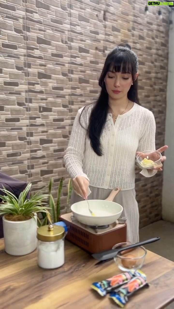 Asmirandah - 17.5K Likes - Sarapan sebelum memulai hari : Nasilor alias Nasi, sosis, telor. Mudah, cepat, dan enak pastinya. Cobain, ya..

#Nasilor #sarapanPintar