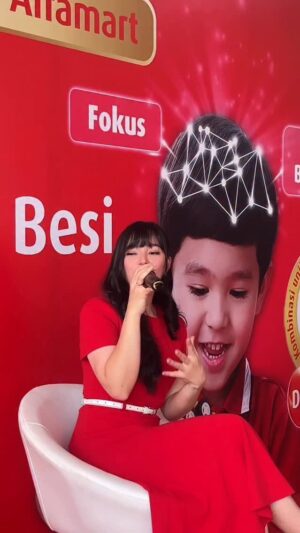 Asmirandah Instagram - Sekarang cek zat besi si Kecil semakin mudah lho! Karena Kalkulator Zat Besi sekarang tersedia di Alfagift juga. Yuk cek sekarang!
@akuanaksgm @alfamart
#kawalzatbesi #pilihsgmeksplor #sgmeksplor