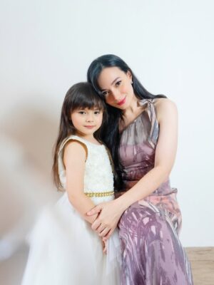 Asmirandah Instagram - Dulu kemana-mana Mama gendong sekarang udah gede ajaaa, dari usia satu tahun udah bisa pilih baju sendiri, sekarang kalau urusan baju paling teliti, harus nyaman, harus senada sama Papa Mama kalau mau pergi (kalo bisa kembaran 🤣) jadi sekarang kalo mau pergi harus tanya Chloe dulu pakai baju apa hari ini?
dan harus wangiiiii, hasil cucian tetap lembut dan warna gak berubah, makanya kita paling suka sama @havebaby.id 💙🩷