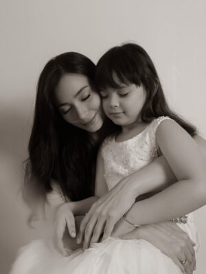 Asmirandah Instagram - Dulu kemana-mana Mama gendong sekarang udah gede ajaaa, dari usia satu tahun udah bisa pilih baju sendiri, sekarang kalau urusan baju paling teliti, harus nyaman, harus senada sama Papa Mama kalau mau pergi (kalo bisa kembaran 🤣) jadi sekarang kalo mau pergi harus tanya Chloe dulu pakai baju apa hari ini?
dan harus wangiiiii, hasil cucian tetap lembut dan warna gak berubah, makanya kita paling suka sama @havebaby.id 💙🩷
