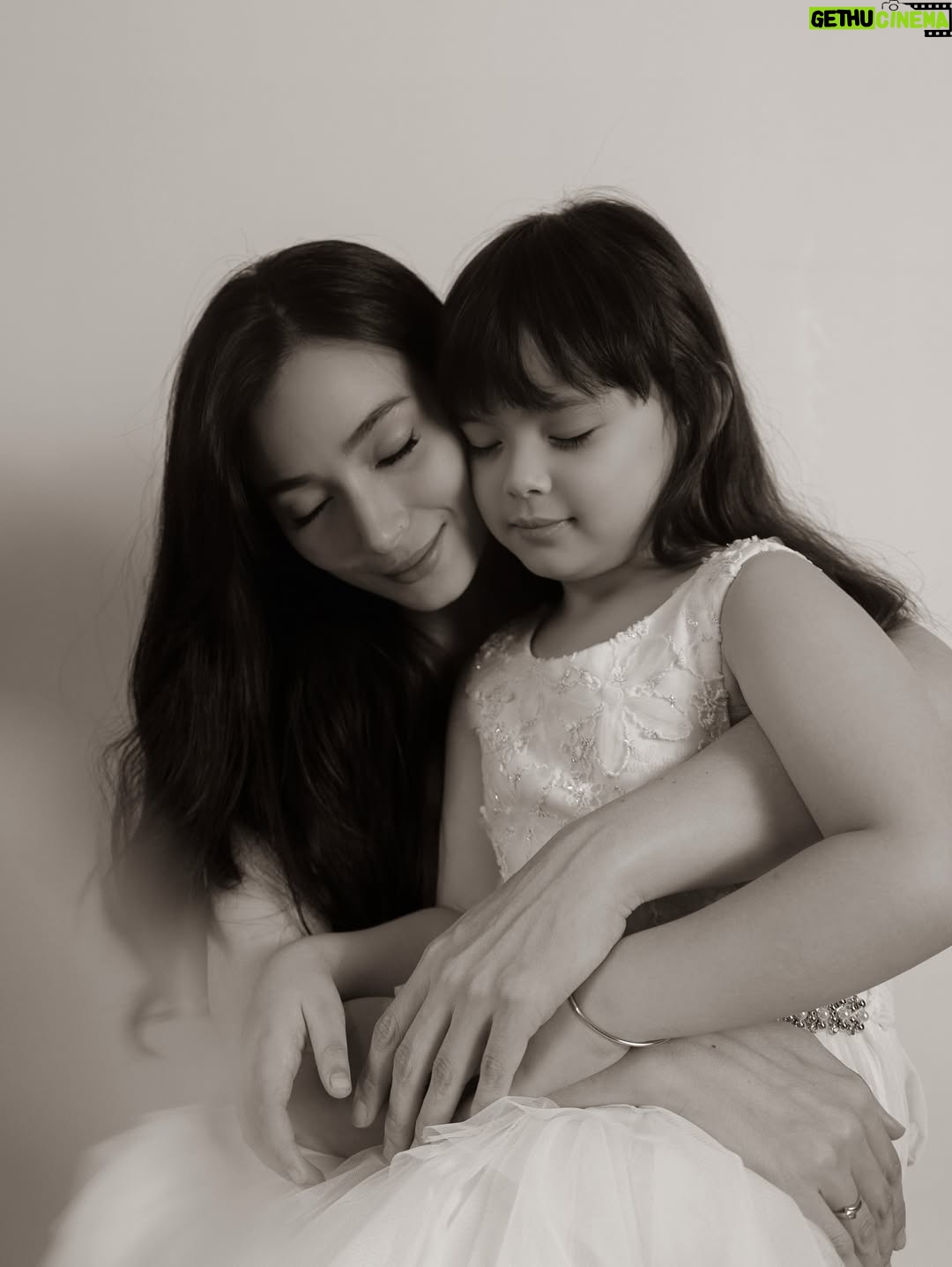 Asmirandah - 3 Likes - Dulu kemana-mana Mama gendong sekarang udah gede ajaaa, dari usia satu tahun udah bisa pilih baju sendiri, sekarang kalau urusan baju paling teliti, harus nyaman, harus senada sama Papa Mama kalau mau pergi (kalo bisa kembaran 🤣) jadi sekarang kalo mau pergi harus tanya Chloe dulu pakai baju apa hari ini? 

dan harus wangiiiii, hasil cucian tetap lembut dan warna gak berubah, makanya kita paling suka sama @havebaby.id 💙🩷
