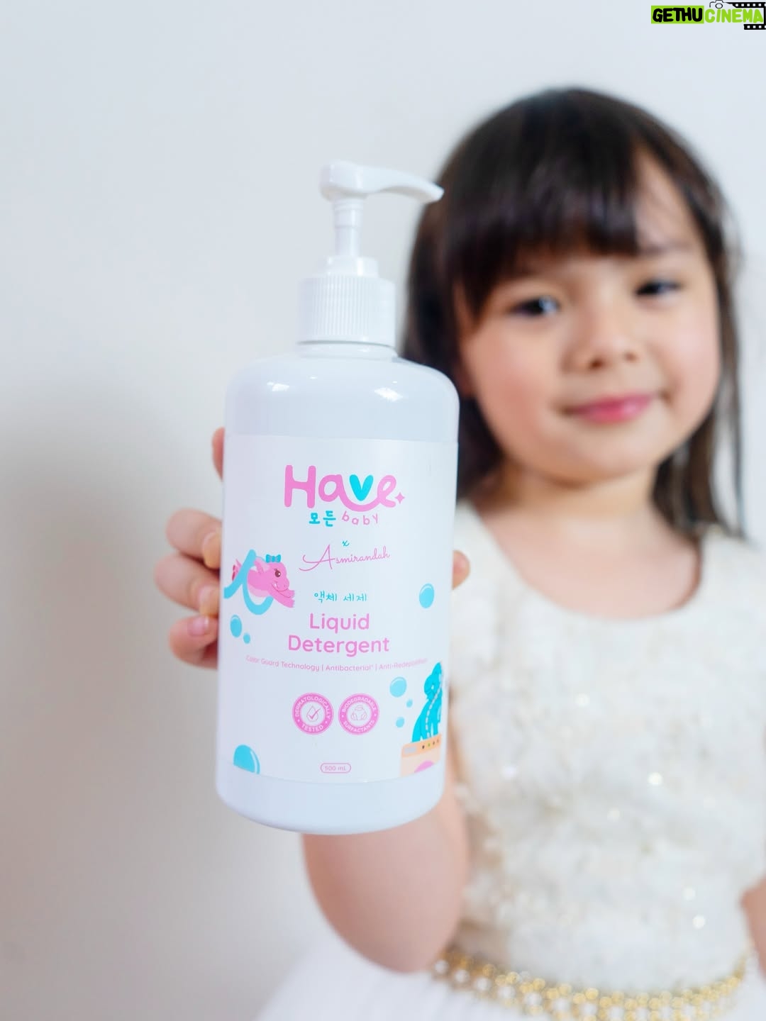 Asmirandah - 3 Likes - Dulu kemana-mana Mama gendong sekarang udah gede ajaaa, dari usia satu tahun udah bisa pilih baju sendiri, sekarang kalau urusan baju paling teliti, harus nyaman, harus senada sama Papa Mama kalau mau pergi (kalo bisa kembaran 🤣) jadi sekarang kalo mau pergi harus tanya Chloe dulu pakai baju apa hari ini? 

dan harus wangiiiii, hasil cucian tetap lembut dan warna gak berubah, makanya kita paling suka sama @havebaby.id 💙🩷