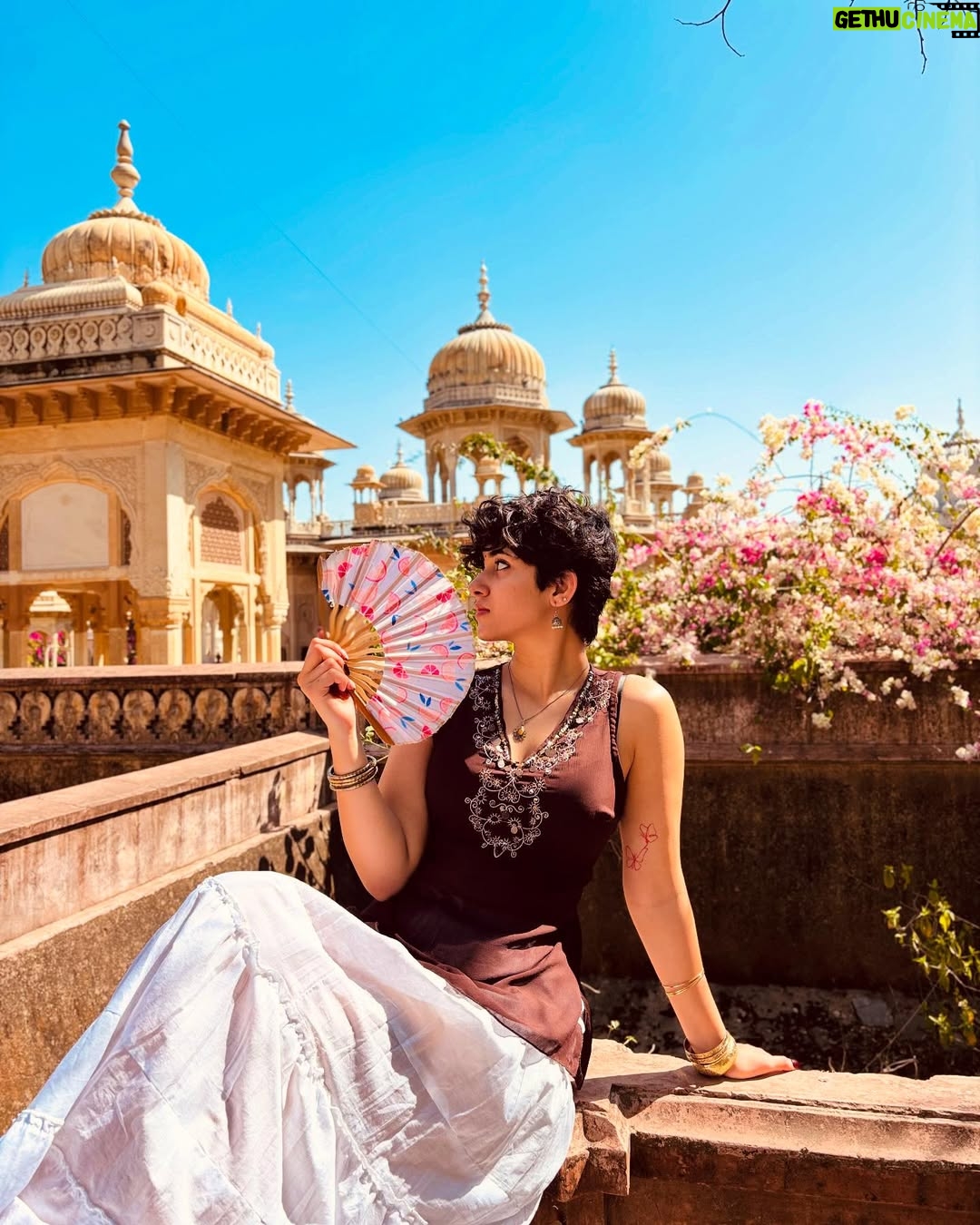 Asmita Pathik - 62K Likes - Jodha baigum but make it modern✨