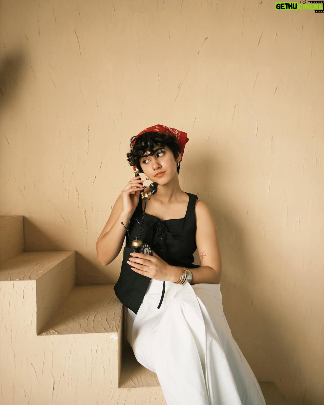 Asmita Pathik - 22K Likes - Ring-Ring! ☎️
.
.
.
.
.
.
#vintage #cottage #ootd #shorthairdontcare #viral