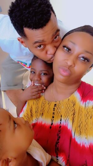 Aunt Ezekiel Instagram - Happy fathers Day Anko K Wetu.....Inshallah Mwenyezi Mungu
Akutunze na Kukuongezea Upendo na Familia yako kila iitwayo leo
Ww ni Baba Bora na si Bora Baba!Alhamdulillah 🤲
Mm na Watoto...👨👩👧👦❤️🔥❤️
We Love u so Much❤️❤️❤️
@_kusah_
@_kusah_