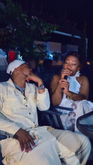 Aunt Ezekiel Instagram - Uliposhika Kwenye Shingo Chini Ni Moyo Ooh Beib Utaniua 😊❤️🫶 #NIMEPATIKANA @auntyezekiel ❤️