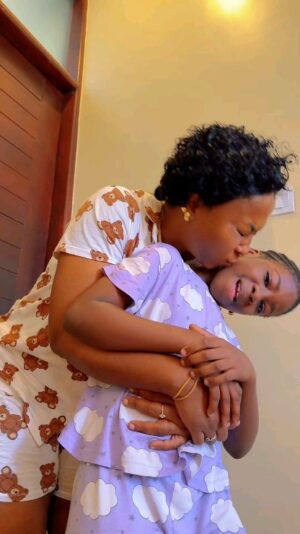 Aunt Ezekiel Instagram - HAYA NYIE NDIO MTASEMA NANI KAFUNIKA!
ILA COOKIE SIJUI KWASABABU MWENZANGU MZOEFU!🥲