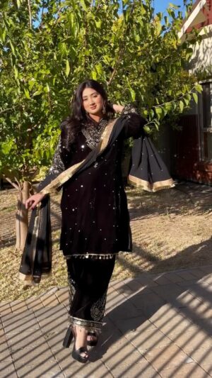 Avirims Instagram - 🖤💫 Suit @salwar_kameez_by_gurkirat_kaur