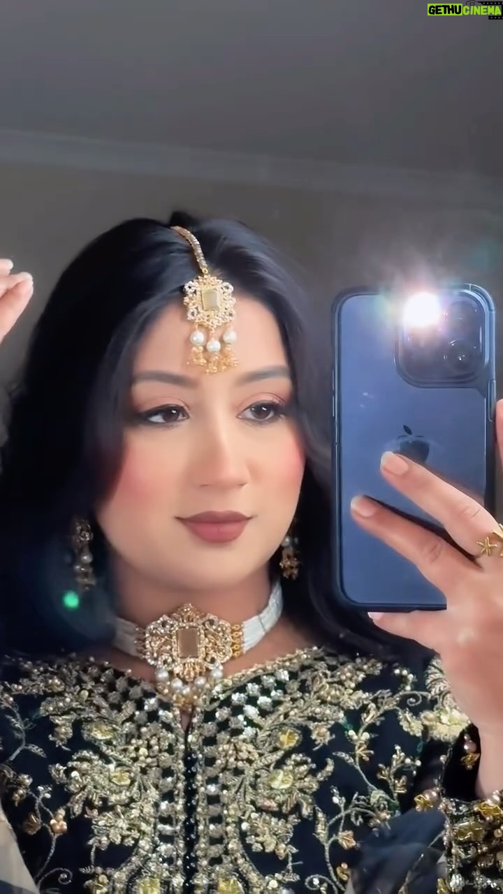 Avirims - 6.3K Likes - 🪞🪷“Where tradition meets timeless elegance 🪷🪞🦢✨ #PakistaniJewelry #LuxuryRedefined” 

🪞Jewellery @al_sapha 🪞🦢
🪷 Outfit @charizma_official 🪞🦢
