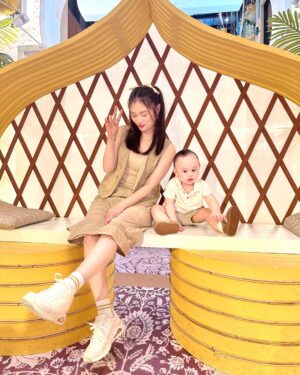 Ayda Jebat Instagram - Betul ke anak nombor 2 ni lasak and suka kacau anak nombor 1? 😄
Dedek.. mama ada bukti. Tunggu jap mama upload dedek kacau kakak Nayla ya. Haha! Anak nombor 2 korang macamni tak? 360 berbeza daripada nombor 1. Suruh duduk, boleh tapi tak sampai sesaat la terus gedebung! Lari! Hahahahaha! Yang kakak dia ‘dedek… sit dedek… listen to Mamaa..’ 🤣 @aalimateenofficial @ananaylaofficial
Berat takyah cakap. Sama berat ngan kakak dia. Baju share share. Hahahahaha! Aaaaa.. janji dedek membesar dengan baik, sihat dan jadi anak yang soleh ya! Amin!