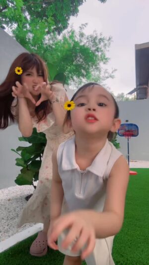 Ayda Jebat Instagram - You punya grrr paling garang baby 🤣 @ananaylaofficial awak menang lah camni. Kalau kena tangan grr tu boleh calar. Hahaha!