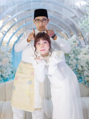 Ayda Jebat Instagram - Jom! Aldi bahagia je ni dengan Farah, korang merentan la depan TV kejap lagi. Farah appreciate & akan jaga Aldi. 😛😘
‘Kepunyaan Kau, Kepunyaan Aku’
#mandulbukanpilihan #FALDIFOREVER