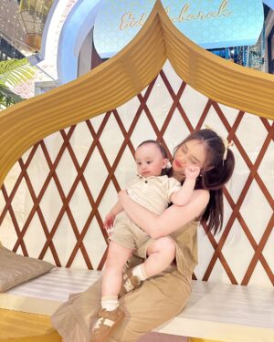 Ayda Jebat Instagram - Betul ke anak nombor 2 ni lasak and suka kacau anak nombor 1? 😄
Dedek.. mama ada bukti. Tunggu jap mama upload dedek kacau kakak Nayla ya. Haha! Anak nombor 2 korang macamni tak? 360 berbeza daripada nombor 1. Suruh duduk, boleh tapi tak sampai sesaat la terus gedebung! Lari! Hahahahaha! Yang kakak dia ‘dedek… sit dedek… listen to Mamaa..’ 🤣 @aalimateenofficial @ananaylaofficial
Berat takyah cakap. Sama berat ngan kakak dia. Baju share share. Hahahahaha! Aaaaa.. janji dedek membesar dengan baik, sihat dan jadi anak yang soleh ya! Amin!
