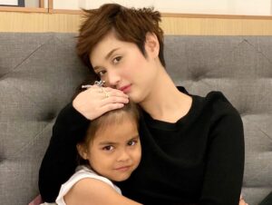 Ayda Jebat Instagram - Tak sangka pernah jadi abang abang dulu. Hahaha! Masa ni ramai giler perempuan DM. Apakah. 😅 budak yang kecik dalam gambar tu, dah besar! Tengok gambar last! Sama tinggi dah. Drama pkp korang kan? 🫶🥲 #BukanGadisBiasa