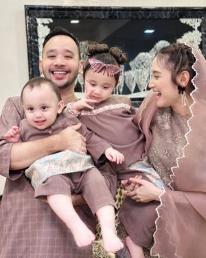 Ayda Jebat Instagram - Itu dia… the struggle is real gais.
Swipe swipe gambar. Siapa nak anak 2 fikir dulu ok. Hahahahahaha! Gurau je. Well! Nah! Gambar raya yang kelam kabut. Dedek.. oo dedek.. geram eh! Gambar last tu @ananaylaofficial amikkan. Thanks Nayla ada la gambar Mamaa & Dadaa raya. Hahaha!
First time dukung Nayla since keluar hospital sebab slipdisc haritu. Rindu.. Jangan tanya kenapa tak angkat dedek instead of Nayla ok. Bye. Hahahaha!
Selamat Hari Raya, 0-0. 🤍