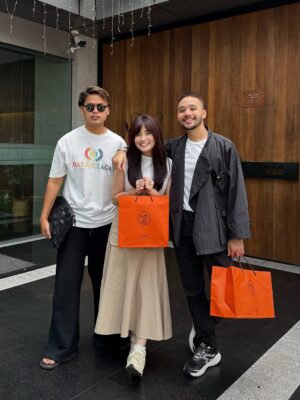 Ayda Jebat Instagram - Nak dekat 2 tahun tak jumpa sebab bila nak jumpa dah set dia pulak shooting lah ada program tulah inilah. Tapi masih berhubung dekat whtsapp atau video calll. Hmmm sedar sedar anak dah dua dah. Tah tahhh jumpa lagi sekali anak dah tiga, 😝 my bestfriend susah senang, dulu masa tak cukup duit nak restock barang 10 tahun lepas aku whtsapp je “wehh pinjam 100k, nanti aku bayar, dia pun terus transfer. Thank you @aydajebat selalu & sentiasa ada masa dulu. Love you always! 🤍