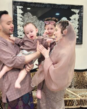 Ayda Jebat Instagram - Itu dia… the struggle is real gais.
Swipe swipe gambar. Siapa nak anak 2 fikir dulu ok. Hahahahahaha! Gurau je. Well! Nah! Gambar raya yang kelam kabut. Dedek.. oo dedek.. geram eh! Gambar last tu @ananaylaofficial amikkan. Thanks Nayla ada la gambar Mamaa & Dadaa raya. Hahaha!
First time dukung Nayla since keluar hospital sebab slipdisc haritu. Rindu.. Jangan tanya kenapa tak angkat dedek instead of Nayla ok. Bye. Hahahaha!
Selamat Hari Raya, 0-0. 🤍