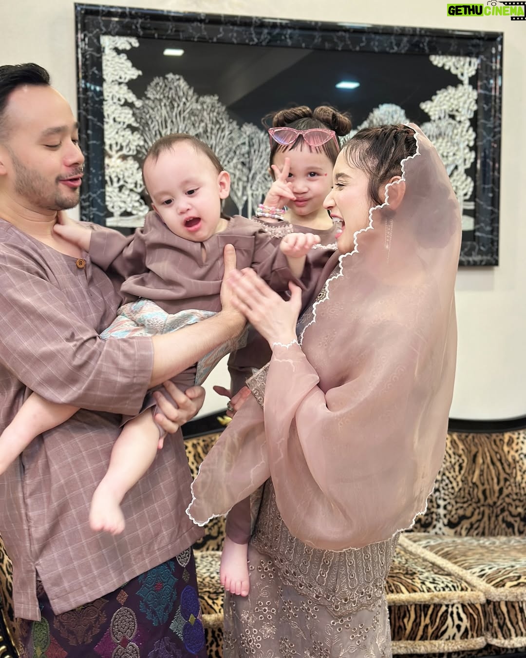 Ayda Jebat - 24.6K Likes - Itu dia… the struggle is real gais. 

Swipe swipe gambar. Siapa nak anak 2 fikir dulu ok. Hahahahahaha! Gurau je. Well! Nah! Gambar raya yang kelam kabut. Dedek.. oo dedek.. geram eh! Gambar last tu @ananaylaofficial amikkan. Thanks Nayla ada la gambar Mamaa & Dadaa raya. Hahaha! 

First time dukung Nayla since keluar hospital sebab slipdisc haritu. Rindu.. Jangan tanya kenapa tak angkat dedek instead of Nayla ok. Bye. Hahahaha! 

Selamat Hari Raya, 0-0. 🤍