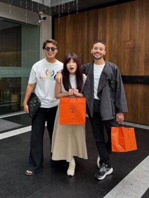 Ayda Jebat Instagram - Nak dekat 2 tahun tak jumpa sebab bila nak jumpa dah set dia pulak shooting lah ada program tulah inilah. Tapi masih berhubung dekat whtsapp atau video calll. Hmmm sedar sedar anak dah dua dah. Tah tahhh jumpa lagi sekali anak dah tiga, 😝 my bestfriend susah senang, dulu masa tak cukup duit nak restock barang 10 tahun lepas aku whtsapp je “wehh pinjam 100k, nanti aku bayar, dia pun terus transfer. Thank you @aydajebat selalu & sentiasa ada masa dulu. Love you always! 🤍