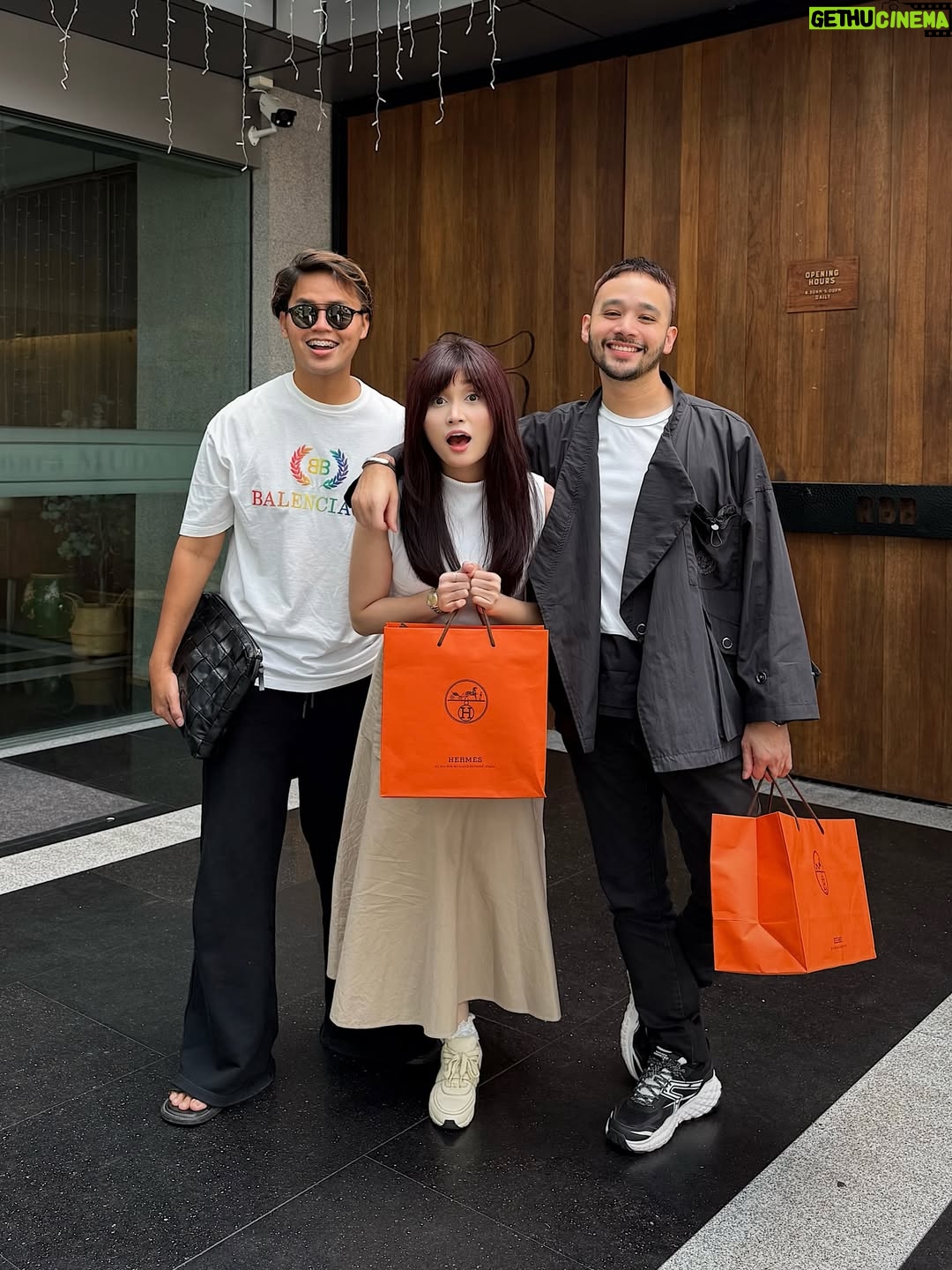 Ayda Jebat - 18.9K Likes - Nak dekat 2 tahun tak jumpa sebab bila nak jumpa dah set dia pulak shooting lah ada program tulah inilah. Tapi masih berhubung dekat whtsapp atau video calll. Hmmm sedar sedar anak dah dua dah. Tah tahhh jumpa lagi sekali anak dah tiga, 😝 my bestfriend susah senang, dulu masa tak cukup duit nak restock barang 10 tahun lepas aku whtsapp je “wehh pinjam 100k, nanti aku bayar, dia pun terus transfer. Thank you @aydajebat selalu & sentiasa ada masa dulu. Love you always! 🤍