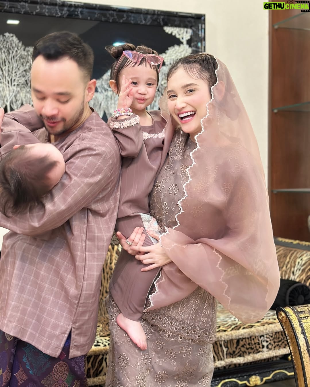 Ayda Jebat - 24.6K Likes - Itu dia… the struggle is real gais. 

Swipe swipe gambar. Siapa nak anak 2 fikir dulu ok. Hahahahahaha! Gurau je. Well! Nah! Gambar raya yang kelam kabut. Dedek.. oo dedek.. geram eh! Gambar last tu @ananaylaofficial amikkan. Thanks Nayla ada la gambar Mamaa & Dadaa raya. Hahaha! 

First time dukung Nayla since keluar hospital sebab slipdisc haritu. Rindu.. Jangan tanya kenapa tak angkat dedek instead of Nayla ok. Bye. Hahahaha! 

Selamat Hari Raya, 0-0. 🤍