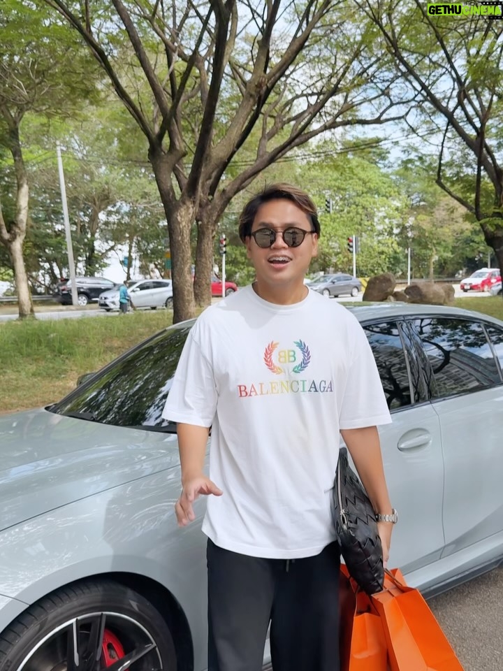 Ayda Jebat - 18.9K Likes - Nak dekat 2 tahun tak jumpa sebab bila nak jumpa dah set dia pulak shooting lah ada program tulah inilah. Tapi masih berhubung dekat whtsapp atau video calll. Hmmm sedar sedar anak dah dua dah. Tah tahhh jumpa lagi sekali anak dah tiga, 😝 my bestfriend susah senang, dulu masa tak cukup duit nak restock barang 10 tahun lepas aku whtsapp je “wehh pinjam 100k, nanti aku bayar, dia pun terus transfer. Thank you @aydajebat selalu & sentiasa ada masa dulu. Love you always! 🤍