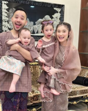 Ayda Jebat Instagram - Itu dia… the struggle is real gais.
Swipe swipe gambar. Siapa nak anak 2 fikir dulu ok. Hahahahahaha! Gurau je. Well! Nah! Gambar raya yang kelam kabut. Dedek.. oo dedek.. geram eh! Gambar last tu @ananaylaofficial amikkan. Thanks Nayla ada la gambar Mamaa & Dadaa raya. Hahaha!
First time dukung Nayla since keluar hospital sebab slipdisc haritu. Rindu.. Jangan tanya kenapa tak angkat dedek instead of Nayla ok. Bye. Hahahaha!
Selamat Hari Raya, 0-0. 🤍